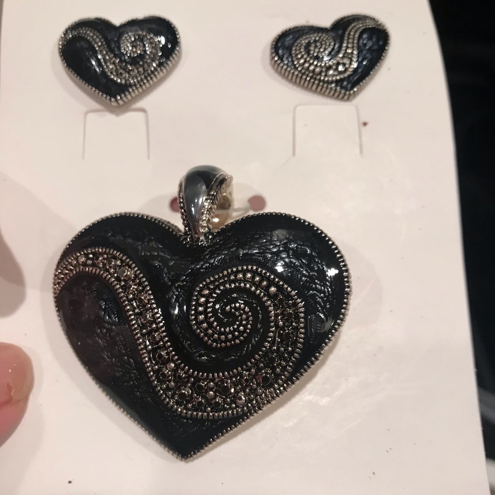 HEART ❤️ Valentine Necklace and Earring SET-Sparkling Crystals.